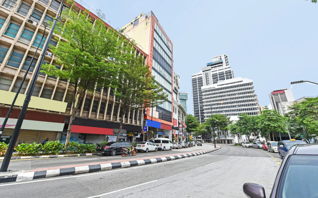 OYO 90572 J Hotel Masjid India