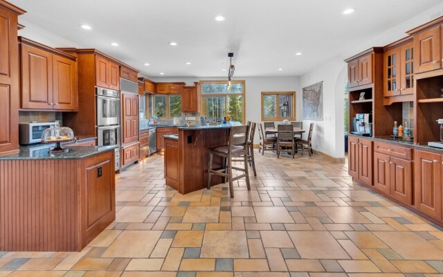 Majestic Lodge Retreat Amenities & Views