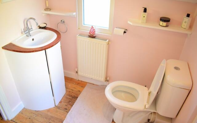 1 Bedroom Home With Private Garden in Barons Court