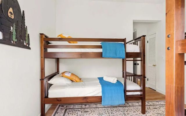 The Fancy Fox Stunning 4 BR Retreat, Min to Lake