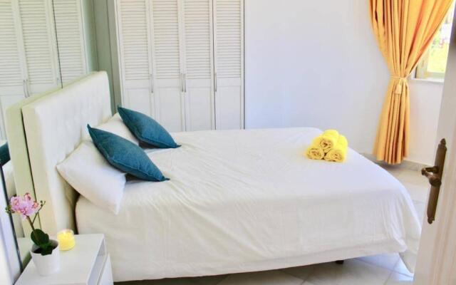 Frontline sea in the center of Puerto Banus.2bedrooms -Garden