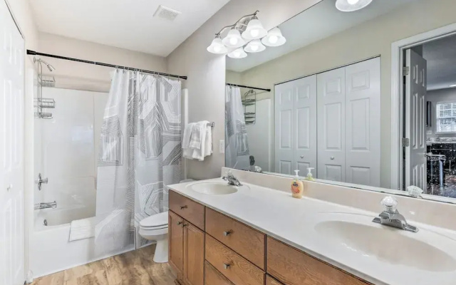 Chic Charlotte Townhome w/ Community Pool