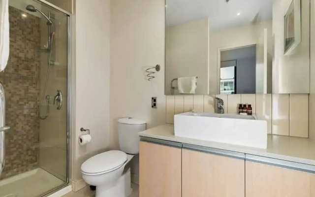 Beautiful Two Bedroom - Pool, Gym & Free Parking!