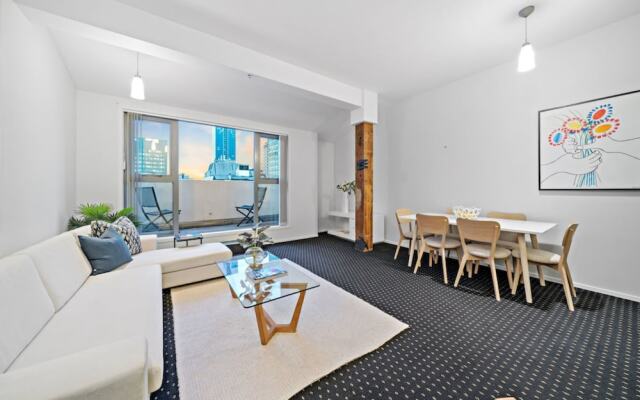 Chic & Spacious CBD Loft - 2 Beds & City