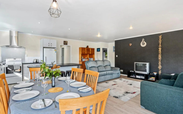 Ota Point Paradise - Whangaroa Holiday Home