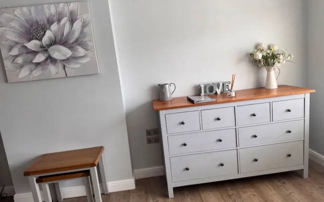 Pet-friendly - 2 Bedrooms Bungalow hot tub Parking