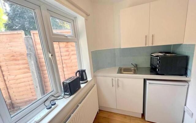 Twin Studio Flat in Sutton - Ground Floor