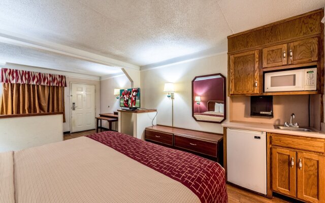 Red Roof Inn & Suites Clinton, TN