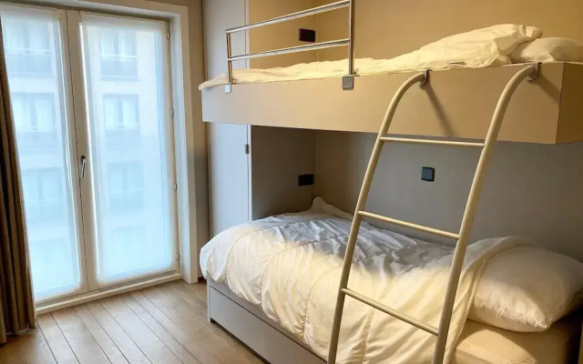 Sea Wall Retreat With Views