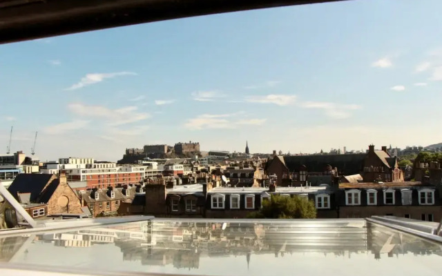 Homely 3 Bedroom Flat With Castle Views