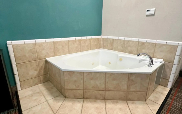 Quality Inn & Suites, Near University