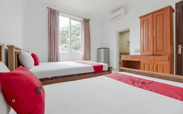 RedDoorz near Pantai Tanjung Pendam 2