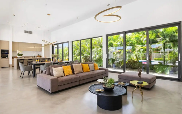 New Designer Villa King Beds Pool Near Beach