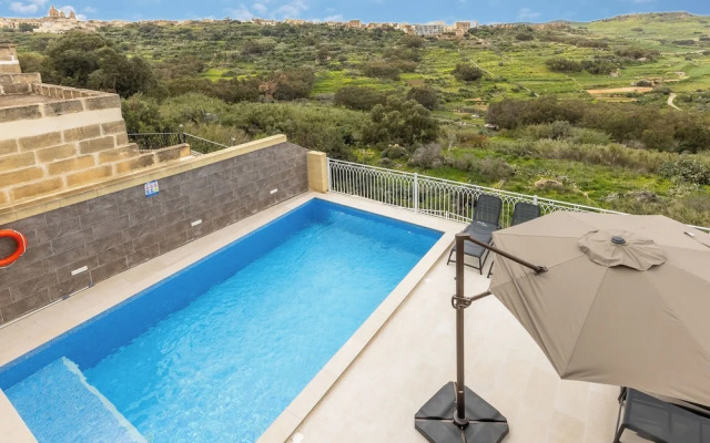 Magnifica Gozitan Villa Pool And Jacuzzi