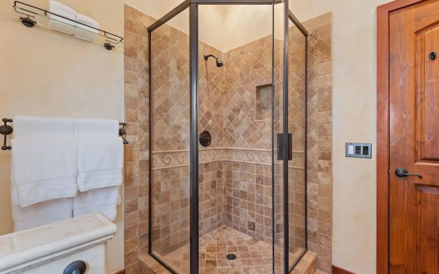 Blue Ocean View Retreat - Minutes to Beach