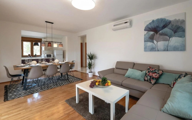 Stunning Home in Krvavici With Wifi and 4 Bedrooms