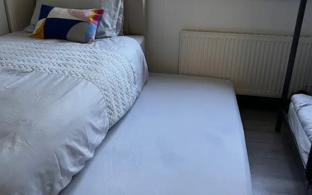 Modern Apartment-sleeps6-parking-seft Check in