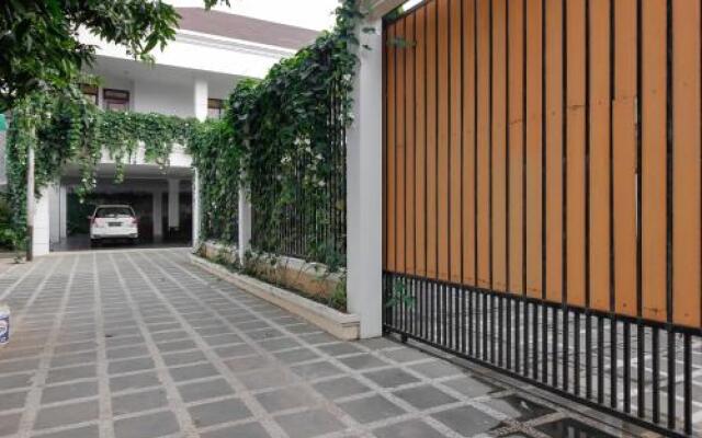 RedDoorz Plus near Ragunan Zoo