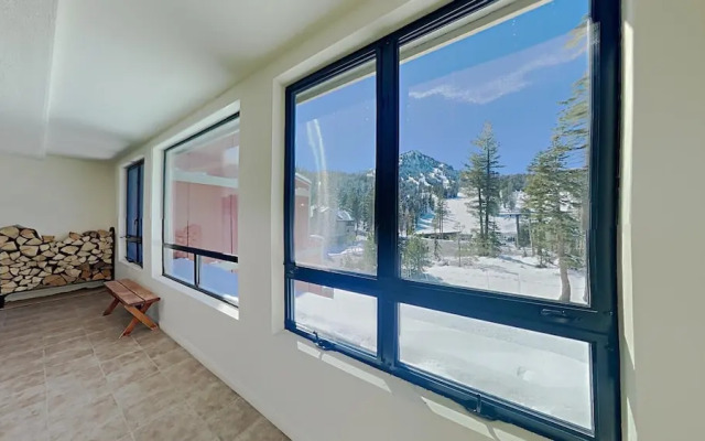 Two Bedroom Units at 1849 Condos With 3 Hot Tubs & Slopeside