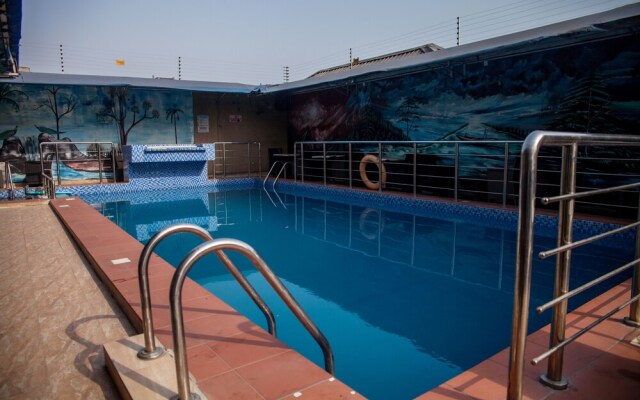 Emmy Hotel And Suites
