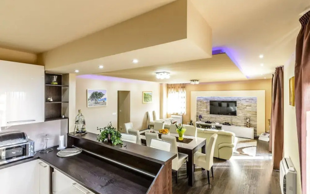 Villa Pave - Six-bedroom Villa With Terrace and Swimming Pool