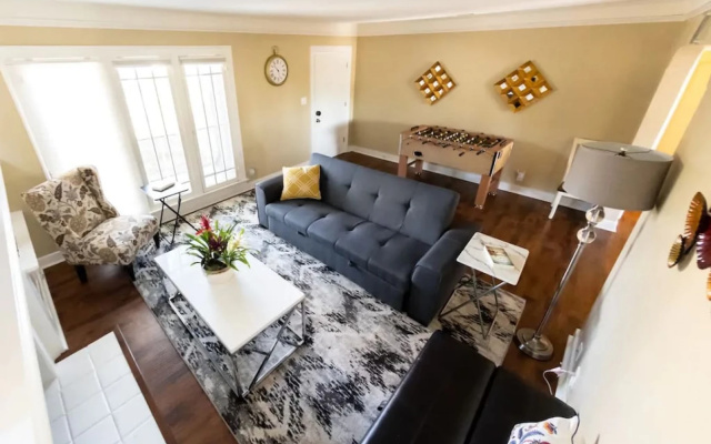 QUAINT UPDATED 2-BEDROOM HOUSE IN GLENDALE  (p2)