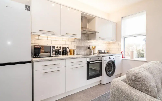 Little Boat: A Modern Beachside Flat