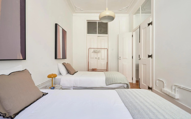 Sunny Pink Street Historical Apt, By TimeCooler