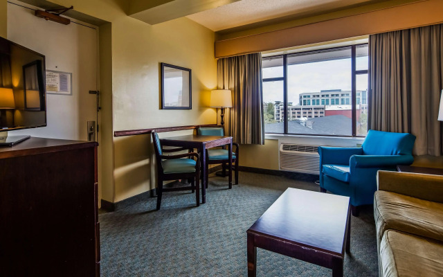 Best Western Plus Coastline Inn