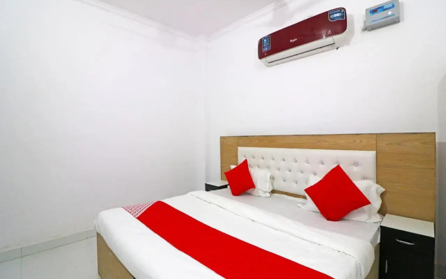 Red Carmine by OYO Rooms