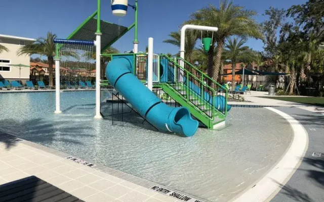 Magical 6-bedroom w/ pool , Kissimmee, US