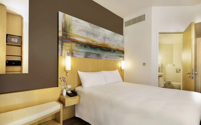 Отель ibis One Central Hotel
