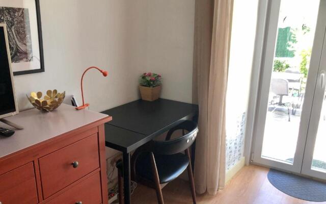 Sunny orange garden apartment in central Lisbon