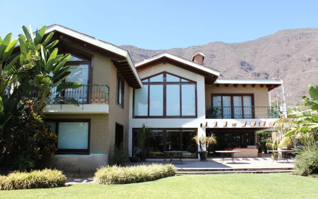 Beautiful House With Lake View