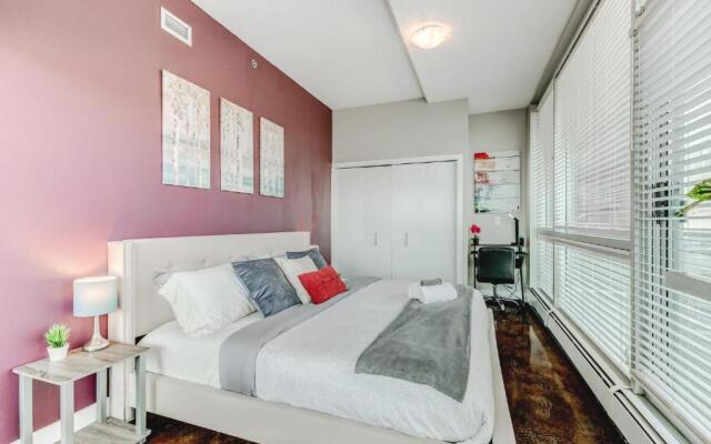 Upscale 2BR Condo - King Bed - Stunning City Views