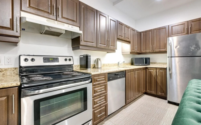 M11 Beautiful Cozy 2BR w AC Perfect Location