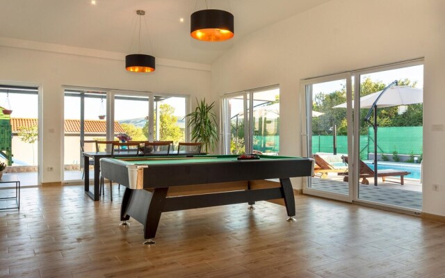 Amazing Home in Siveric with Hot Tub, Sauna & WiFi