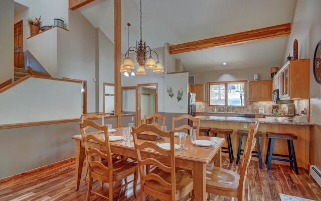 Aspen Heights Lodge 4 Bedroom Home by RedAwning