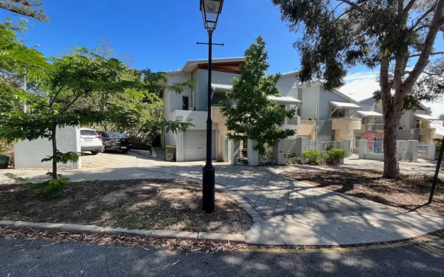 Lovely Shenton Park Townhouse