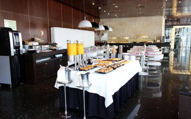 Hotel Maydrit Airport