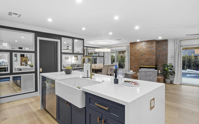 Valley View Chic Home w Backyard Oasis