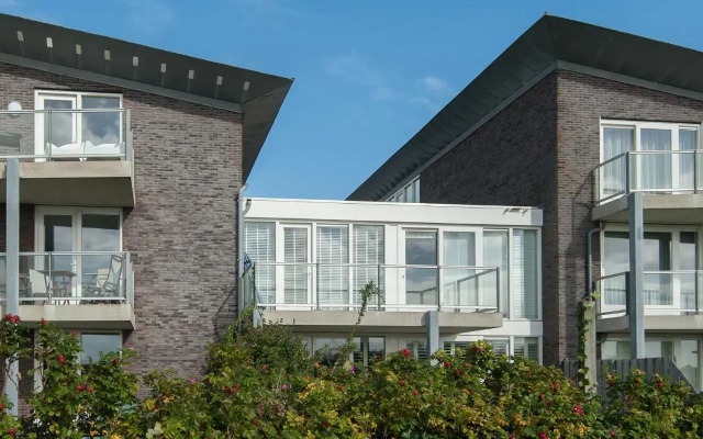Beachside Apartment at Foot of Dunes