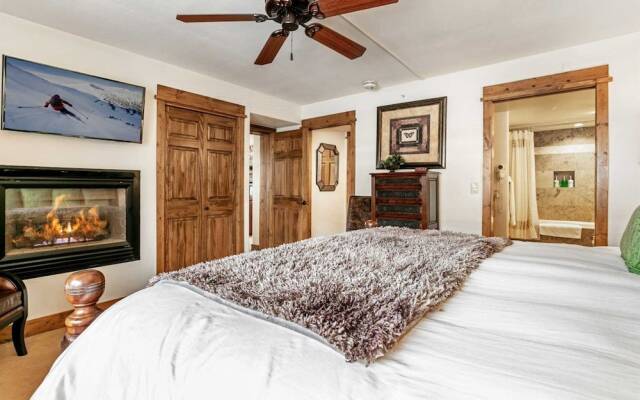 4 Bedroom Antlers Vacation Rental With Incredible Slopeside Views and Just a Short Walk to Gondola and Lionshead Village