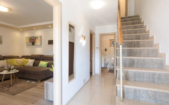 Mari - Modern Holiday House Close to sea - H