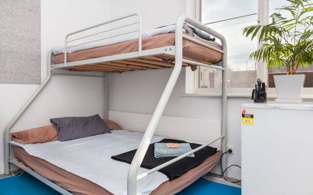 HENRIETTA, Carlton Studio Apartment