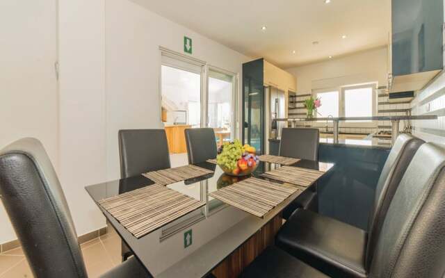 Spacious Villa in Maslenica with Swimming Pool