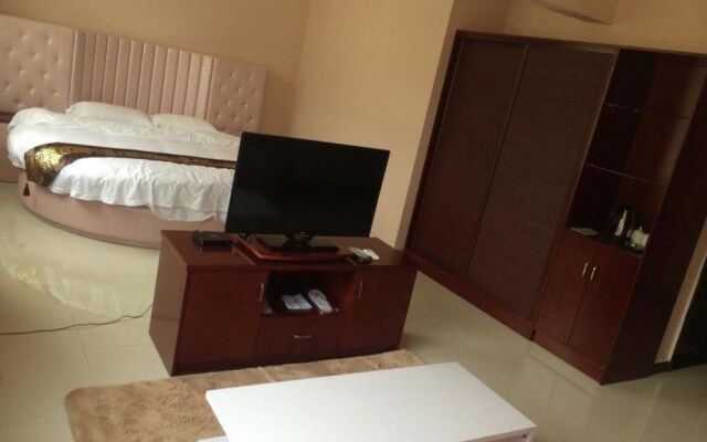 Yichuan Longsheng Business Hotel