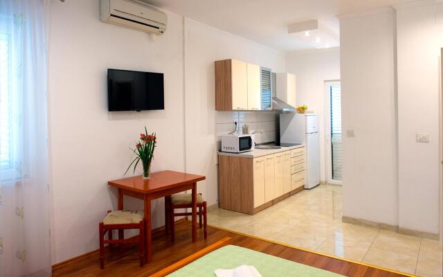 Robi - 50m From Beach - SA4