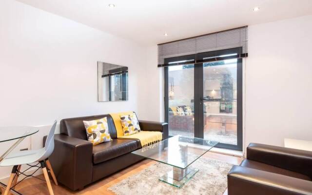 Stunning 2BR Waterside Apartment Close to Station