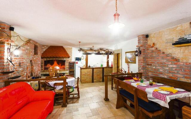 Holiday house Jucinovi Dvori, Starigrad Paklenica with pool